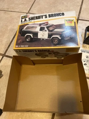 Revell LA Sheriff Bronco sin construir completo Foto 1 de 3