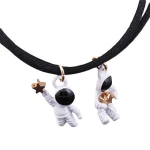 1 Set 2pcs Creative Astronaut Pendant Necklaces for Couples (Assorted Color) - Bild 1 von 12