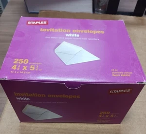 Sobres de invitación Staples blancos 4 3/8" x 5 3/4" #266767 caja abierta - Imagen 1 de 5