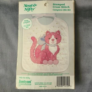 Vtg Janlynn Cross Stitch Bib Kit Neat & Nifty Quilted Kitty Cat 143-10 Stamped - Imagen 1 de 8