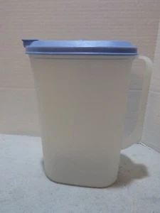 VTG SHEER TUPPERWARE SLIMLINE 2 QT PITCHER W/FLIP UP LID - Picture 1 of 7