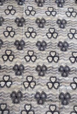 Tela de algodón con estampado geométrico de corazón azul y blanco - por yarda Foto 1 de 2