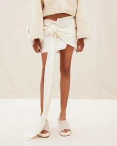 NIE GETRAGENER JACQUEMUS LA JUPE BACCALA CRÊPE MINIROCK AUS WEISS Größe FR 32 - Bild 1 von 8