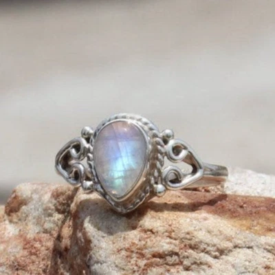 Atractivo anillo de plata de ley 925 con piedras preciosas lunares Foto 1 de 2