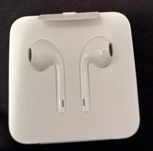 NEW Genuine Apple Lightning EarPods For iPhone 7 8 X XS 14 Max Headphones - Photo 1 sur 2