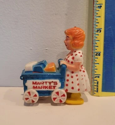 De colección MARX Marty's Market Rampa Caminante Dama Compradora Hecho en Hong Kong Juguete Foto 1 de 4