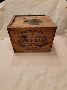 Caja de madera de whisky Yukon Jack 1975 vintage y 11 botellas vacías originales / 0824 - Imagen 1 de 19