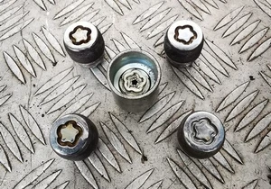 MAZDA 2 15-16-17-18-19-20 LOCKING WHEEL NUT KIT & KEY - Picture 1 of 2