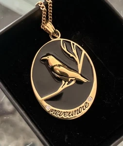 Collar colgante y cadena Little Rooms placa oro 18k Raven Nevermore - Imagen 1 de 4
