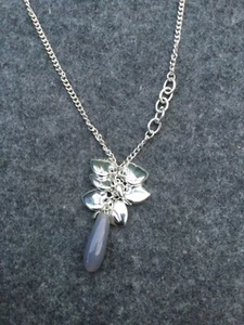 ausgefallene Kette mit grauen Stein und silberfarbenen Herzen, 80cm,neu - Bild 1 von 5
