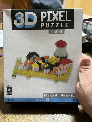 Quebra-cabeça 3D Pixel SUSHI Conjunto Nível 3 Idades 12+ 559 Peças Comida Japonesa - Caixa Dobrada - Imagem 1 de 4