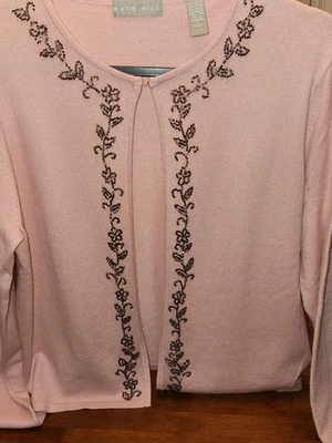 Nuevo con etiquetas Cárdigan Suéter Frente Abierto Cárdigan Rosa con Borde de Cuentas L Coqueta De Colección Inspo Foto 1 de 4