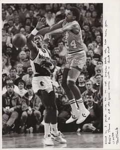 TYP 1: 1987 Pressefoto Blazer Clyde Drexler stiehlt Ball von Reggie Theus - Bild 1 von 2