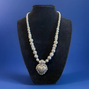 Collar “Perlas” Tono Plata, Cuentas y Corazón 16” Plus - Imagen 1 de 3