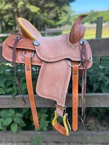 Sella rigida western in pelle intagliata a mano Roper Ranch misura 15". - Foto 1 di 6