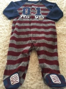 Small Wonders Jungen rot grau gestreift blau Fußball Fleece Schlafanzug 3-6 Monate - Bild 1 von 7