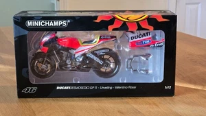 1/12 Minichamps VALENTINO ROSSI Ducati Desmosedici GP11 Unveiling 122110846 - Picture 1 of 3