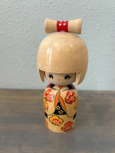 Japanische Kokeshi Mädchen Puppe Kimono aus Holz mit Schleife - Bild 1 von 8