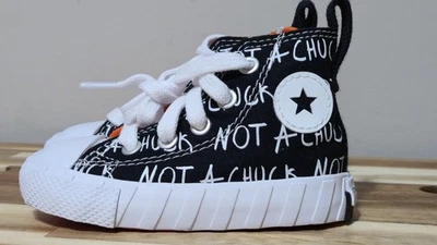 Zapatillas altas CONVERSE para niños pequeños talla 4 negras blancas con logotipo 'Not A Chuck' Foto 1 de 4