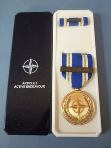 MEDALLA ORIGINAL DE LA OTAN POR ESFUERZO ACTIVO EN CAJA DE EMISIÓN CON NOMBRE - COMO NUEVA - Imagen 1 de 6