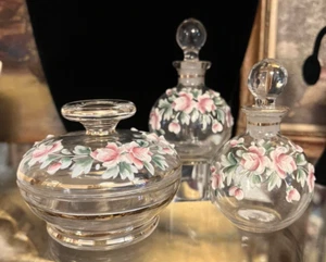 Vintage Tschechoslowakei Waschtisch Set 2 Parfümflasche Pulver Glas Handfarbe Rosen Gold - Bild 1 von 20