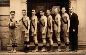 PHOTO OF A HIGH SCHOOL BASKETBALL TEAM : 1914 : CYKO STAMP BOX - Picture 1 of 2