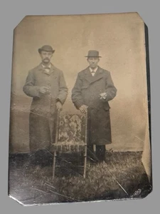 Antikes Farbfoto Fotografien 2 Herren bekleidet Mäntel halten Zigarren - Bild 1 von 3