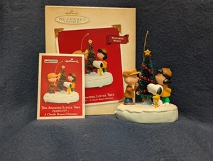 Hallmark Keepsake Ornament Amazing Little Tree 2003 Peanuts Musical - Imagen 1 de 7