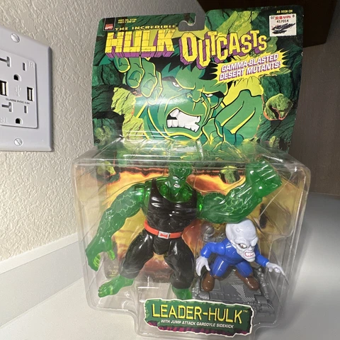 Incredible Hulk Outcasts Leader-Hulk w/ Gargoyle Figures - ToyBiz (1997) NOC Cover