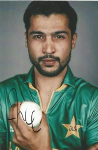 PAKISTAN CRICKET: MOHAMMAD AMIR SIGNIERT 6x4 ODI PORTRÄT FOTO + COA - Bild 1 von 1