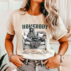 Homebody Anti Social Club Scheletro Lettura Libro ~ T-shirt, Felpe - Foto 1 di 3