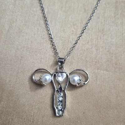 Uterus形银色项链,带仿珍珠卵巢和水晶心形 — 第 1/3 张图片
