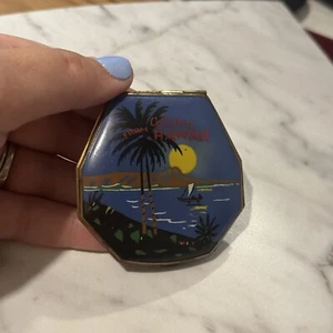 Polvo de recuerdo compacto de colección Elgin “Aloha from Hawaii” esmalte azul vibrante años 40 - Imagen 1 de 6