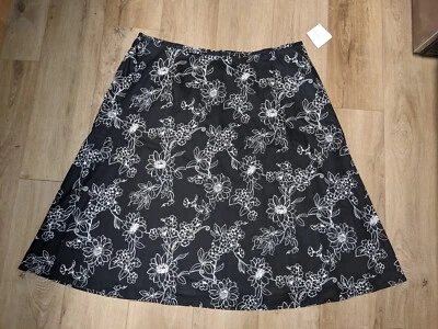 全新带标签 Sag Harbor 女式黑白花卉 Midi A 字裙加大码 24W — 第 1/4 张图片