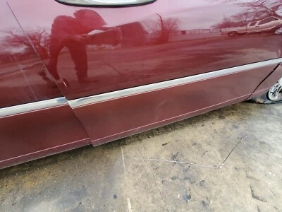 1998-99-00-01-03-07-2011 LLINCOLN TOWN CAR ПРАВАЯ ПЕРЕДНЯЯ ДВЕРЬ НИЖНИЙ МОЛДИНГ ТЕМНО-БОРДОВЫЙ - Изображение 1 из 2