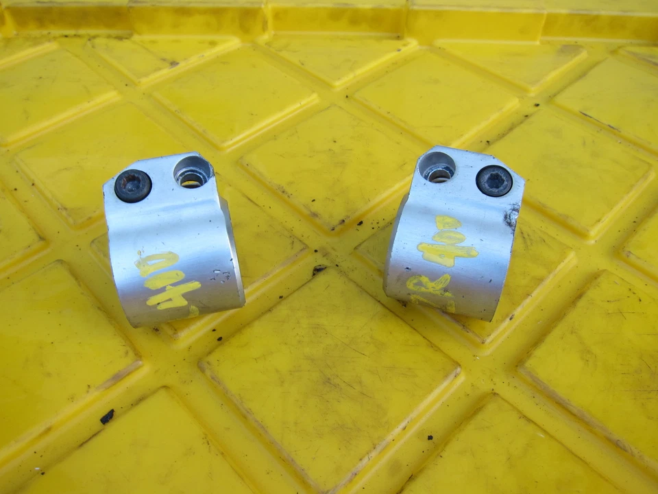 1989 Yamaha FZR400 OEM ЛЕВЫЙ ПРАВЫЙ ЗАЖИМ НА ONS РУЛЬ ПАРА КОМПЛЕКТ - Изображение 1 из 4