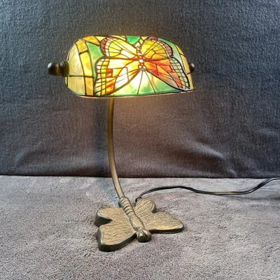 Lámpara de Escritorio Banquero Estilo Tiffany Mariposa Vitral Base de Metal Eléctrica Foto 1 de 4