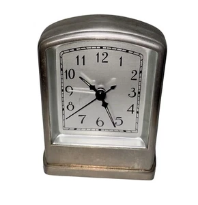 Reloj despertador de mesa tono plateado de granero de cerámica de Southern Alarm Co. con analógico - Imagen 1 de 8