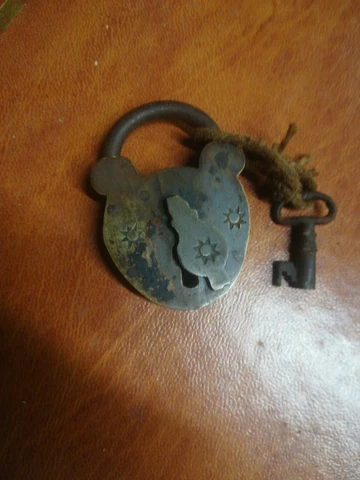 Antique Small Brass Padlock British Make  3.2 wide, total length 4.5cm Cover