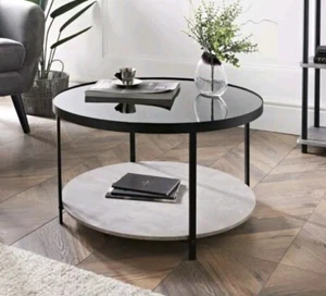 Mesa de centro redonda de vidrio con patas de metal negro y estante de hormigón mueble - Imagen 1 de 4