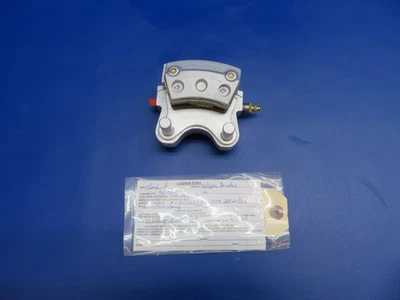 Pinza de freno Cessna 182 Cleveland con revestimientos nuevos P/N 30-56A reconstruida (0925-1709) Foto 1 de 4