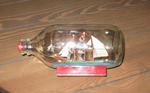 Ship in a Bottle Flasche misst 7", Schiff ist 4" Bug zu Heck - Bild 1 von 4