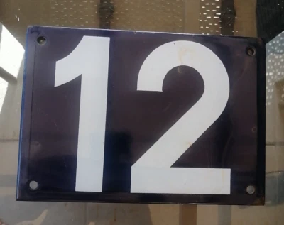 ANCIENNE grande PLAQUE EMAILLEE RUE MAISON NUMERO 12 bombe 17 x 24 cm - Photo 1/2