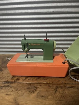 Máquina de coser vintage Signature Junior Foto 1 de 4