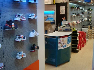 Geschäftsausstattung Regalsystem RUPPEL Design +Verkaufstisch+Zubehör bis ca.25m - Bild 1 von 18