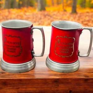 2er Set Vintage 1972 rot Kunstleder MMG Manager Of Year Awards Abendessen Becher/Stein - Bild 1 von 14
