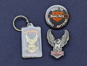 Lotto di 3 pulsanti moto Harley Davidson e portachiavi - Foto 1 di 4