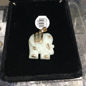 14K Gold & hellgrüner Jade Stein Elefant Anhänger Vintage geschnitzt Original Etikett 6,3 g - Bild 1 von 5