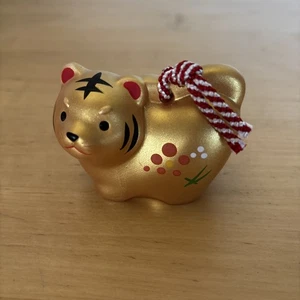 Gato Tigre Dorado Japonés Año 2022 Campana de Arcilla Dorei Cerámica Zodiaco Dije Adorno - Imagen 1 de 7