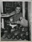 1951 Press Photo LIght Heavyweight champion Joe Maxim dans son Deli à Cleveland.